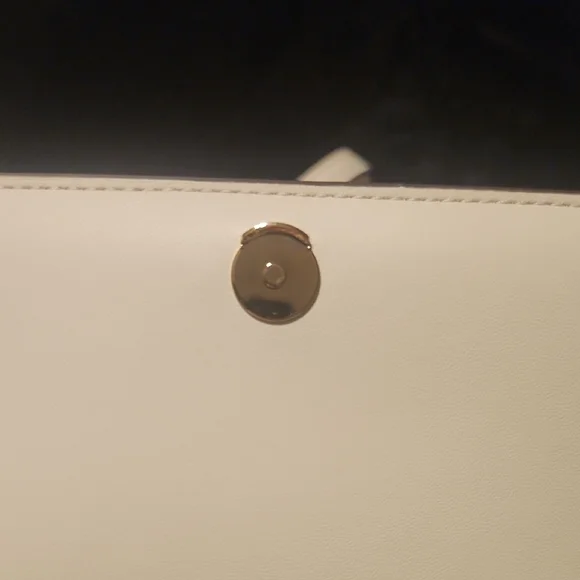 Kate Spade Cream Crossbody Bag with Gold Chain Accent - Picture 4 of 11